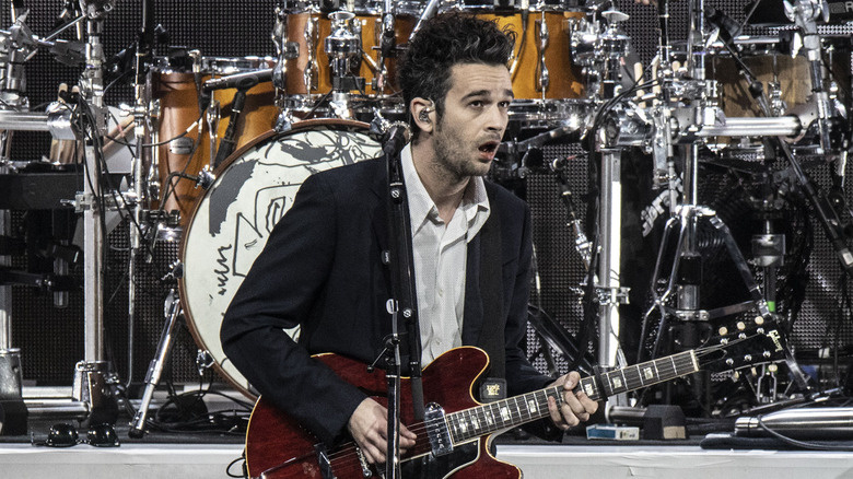   Matty Healy tocant la guitarra a l'escenari