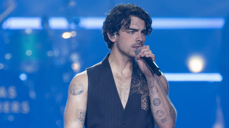   Joe Jonas cantant a l'escenari