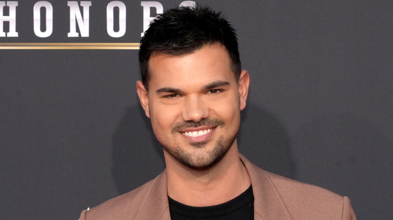   Taylor Lautner posant en un esdeveniment