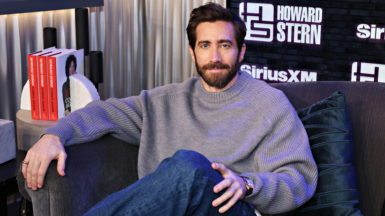   Jake Gyllenhaal assegut en un sofà somrient