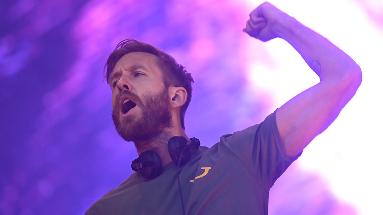   Calvin Harris bombeja el puny amb la boca oberta