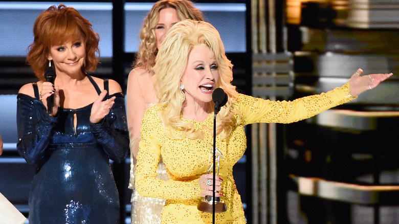   Reba McEntire tleská za Dolly Parton