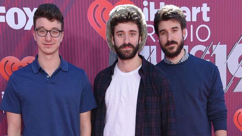 AJR на красной дорожке