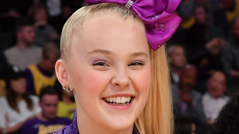 JoJo Siwa 在湖人队的比赛中微笑