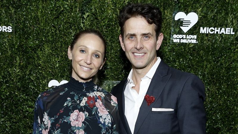 Joey McIntyre com Barrett Williams em frente a parede gramada