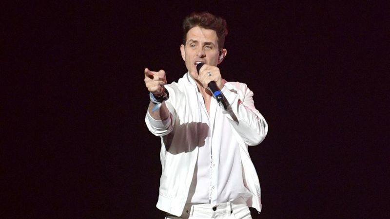 Joey McIntyre se apresentando no palco