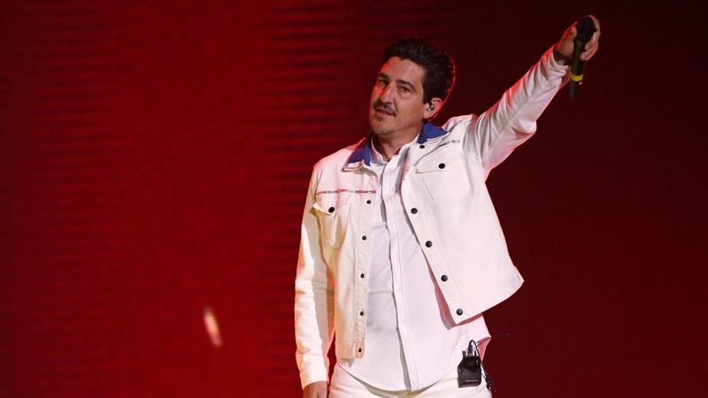 Jonathan Knight no palco com microfone