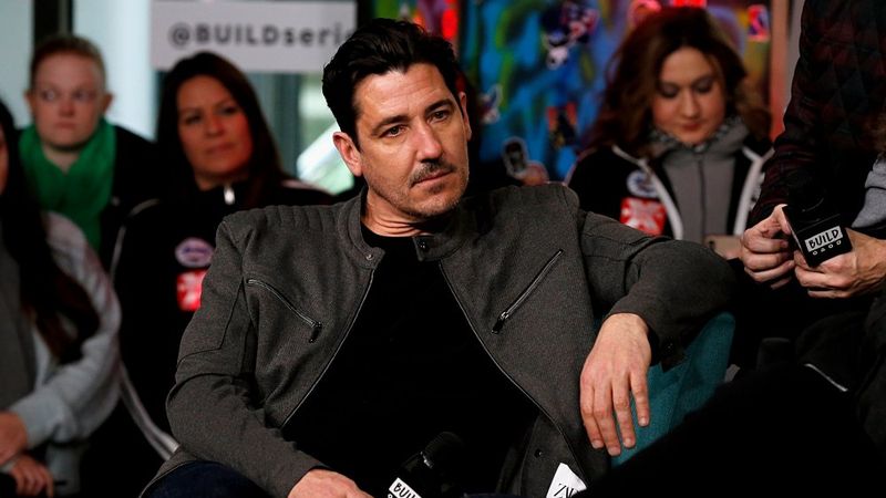 Jonathan Knight sentado durante a entrevista