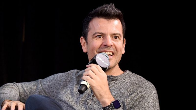 Jordan Knight falando no microfone