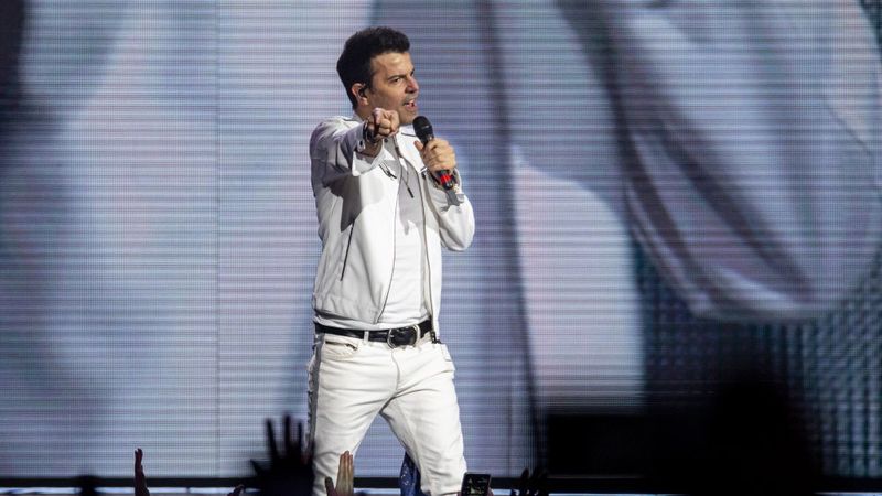 Jordan Knight se apresentando no palco