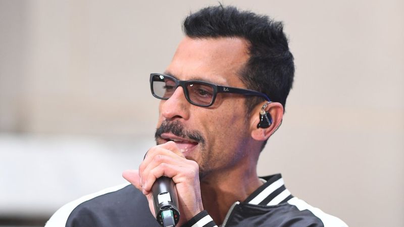 Danny Wood falando no microfone