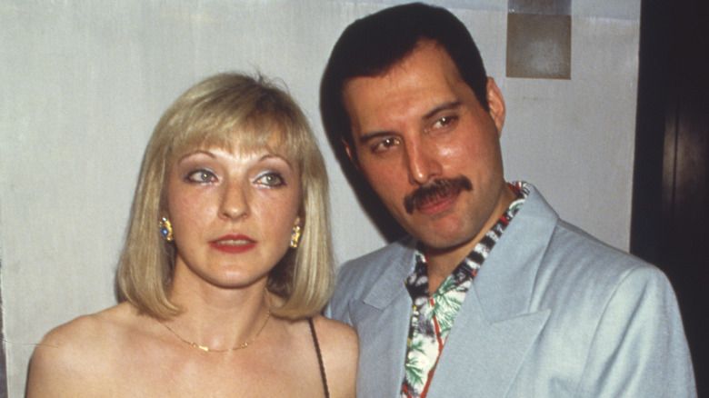 Freddie Mercury i Mary Austin posant per a les càmeres
