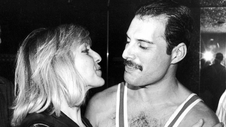 Mary Austin i Freddie Mercury mirant-se