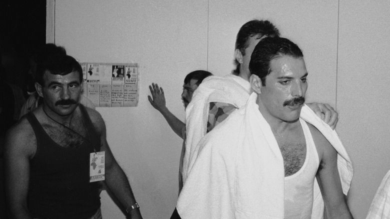 Jim Hutton i Freddie Mercury caminant