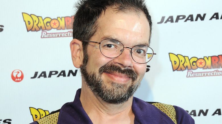 Chris Ayres sorri no tapete vermelho