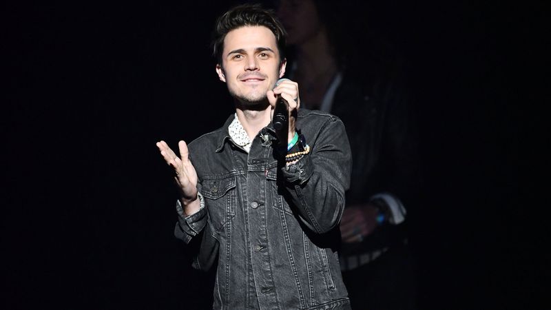 Kris Allen cantando