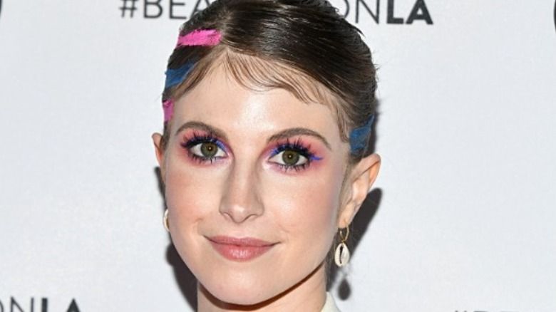 Hayley Williams se usmívá