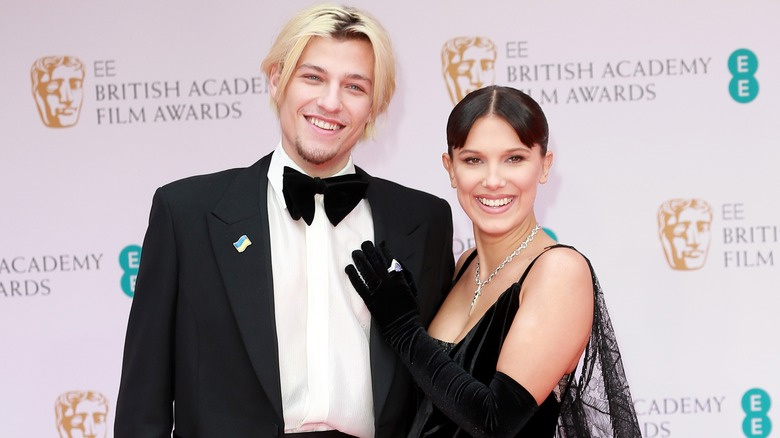   Millie Bobby Brown och Jake Bongiovi poserar