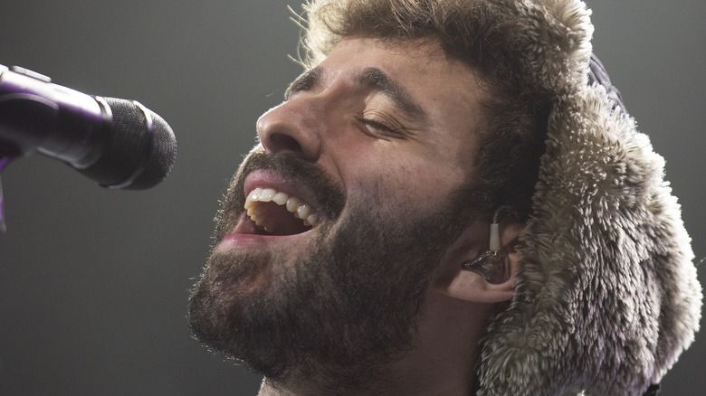Джек Мет из AJR во время выступления