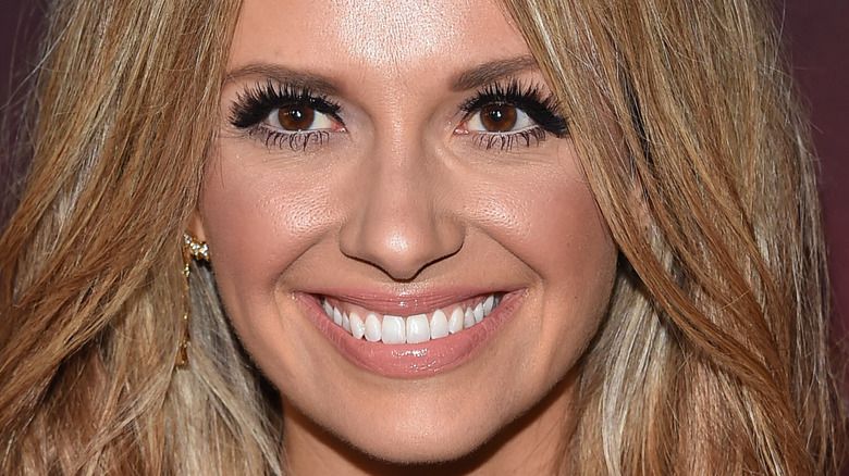 彼女の離婚後のカーリー・ピアースの愛の生活の中で