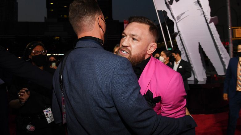Conor McGregor sendo detido pela segurança no VMA 2021