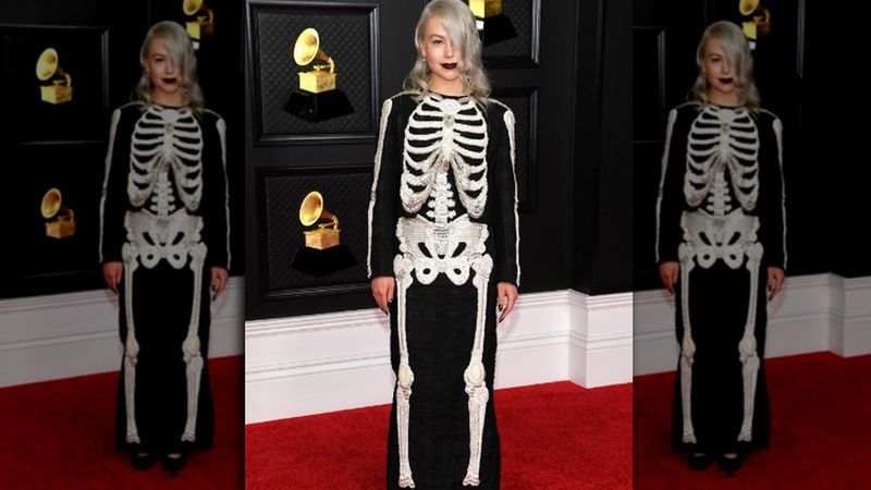 Phoebe Bridgers posando