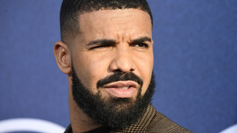 Drake se smiješi