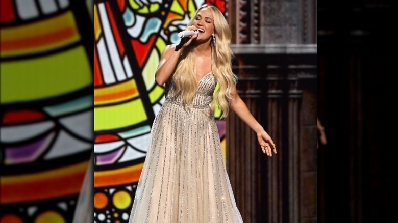Carrie Underwood se apresenta no ACM Awards 2021