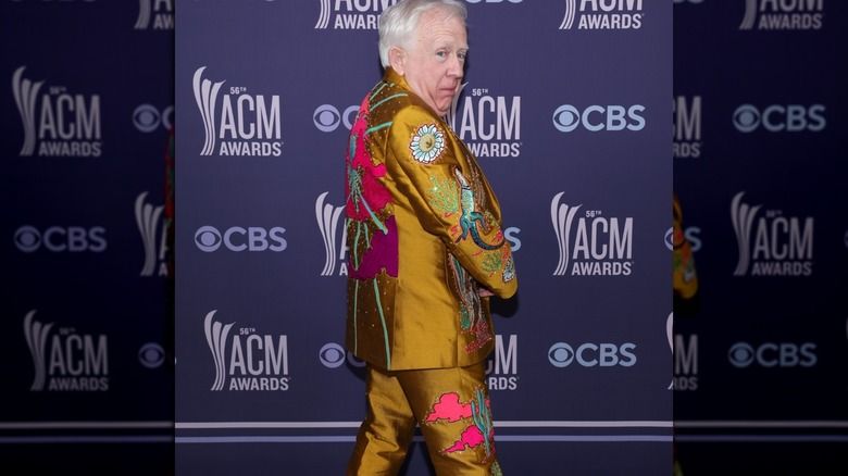Leslie Jordan sorri no 56º Annual ACM Awards