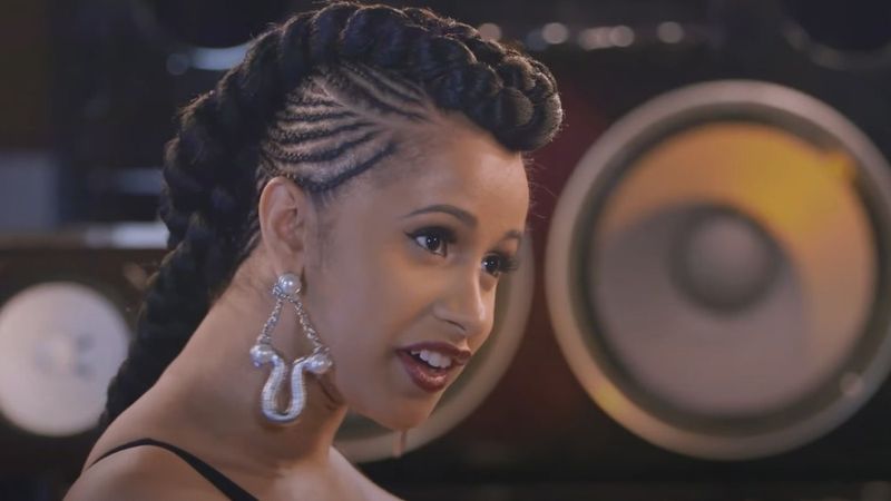 Cardi B с замысловатыми косами