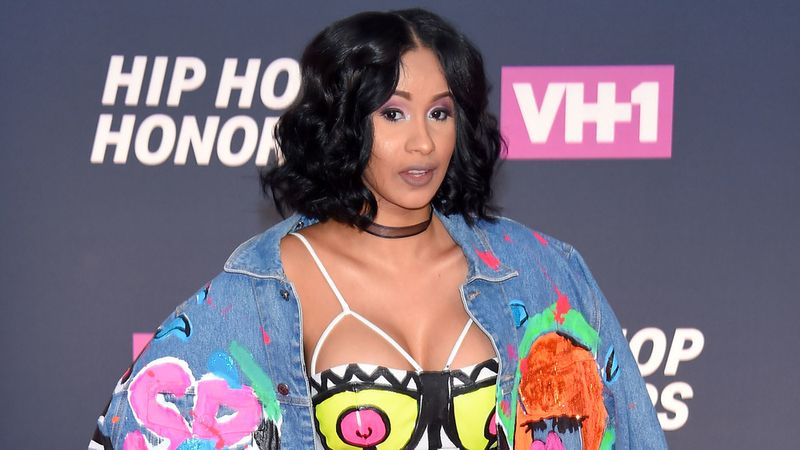 Cardi B в джинсовой куртке