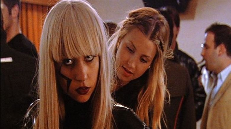 Lady Gaga zírající, šaty Whitney Port na zip