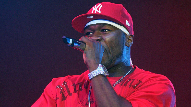   50 Cent rapuje do mikrofonu