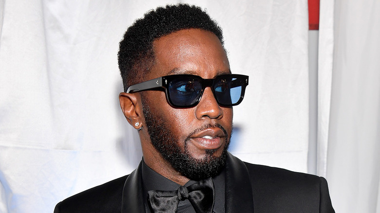   Diddy se dívá na stranu