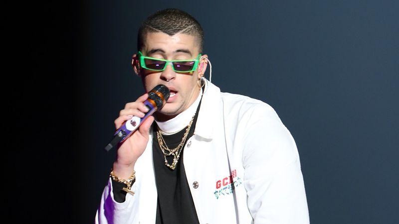 Bad Bunny se apresentando no palco