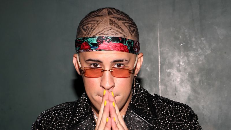 Bad Bunny posando nos bastidores