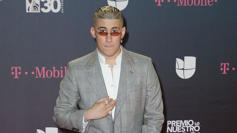 Bad Bunny posando para fotos