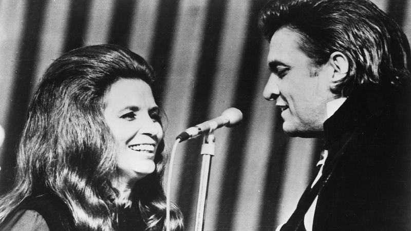 June Carter och Johnny Cash på scenen
