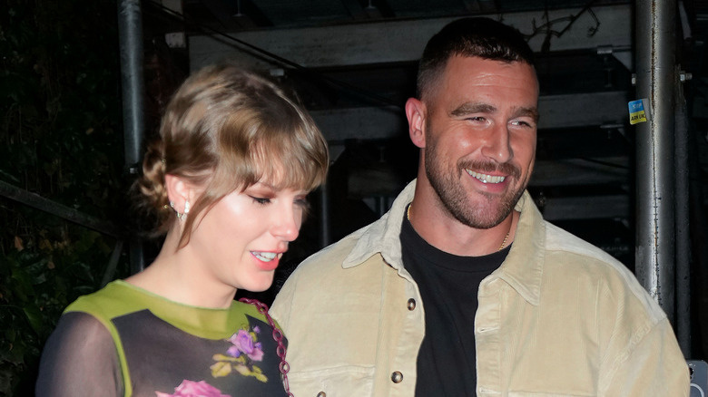   Taylor Swift e Travis Kelce sorrindo