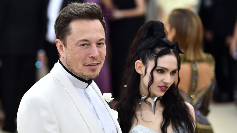  Граймс и Илон Маск позируют на Met Gala