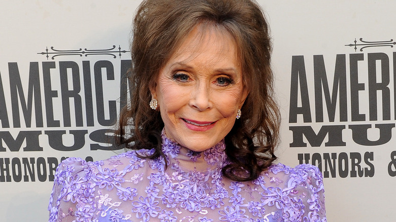  Loretta Lynn somrient