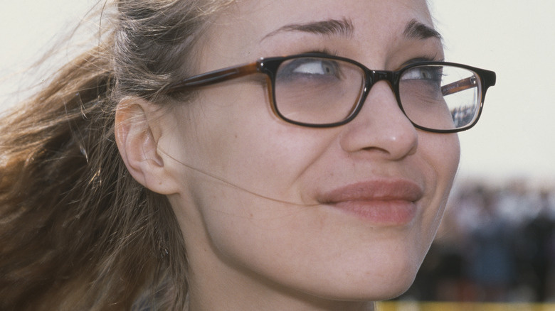   Fiona Apple ler i glasögon