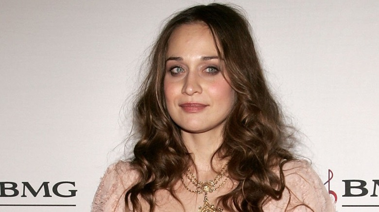   Fiona Apple poserar lockigt hår