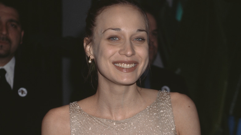  Fiona Apple leende glänsande klänning