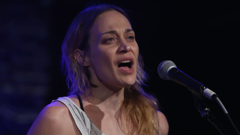   Fiona Apple sjunger vit t-shirt