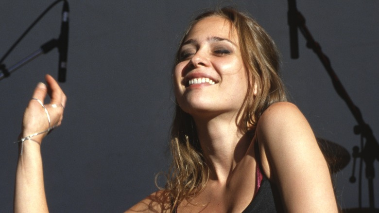   Fiona Apple dansar med slutna ögon