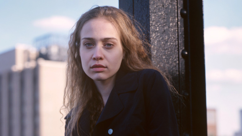   tonåringen Fiona Apple poserar utanför