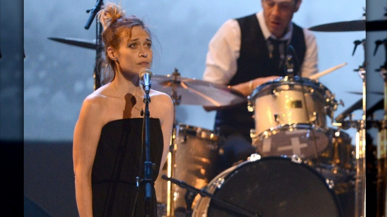   Fiona Apple ser trist ut