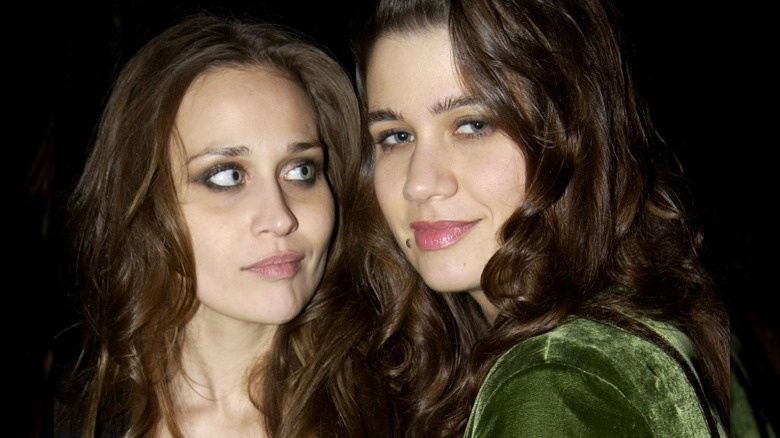   Fiona Apple stirrar på syster