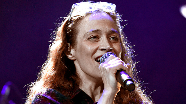   Fiona Apple sjunger och ser glad ut
